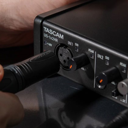 Interface de áudio USB TASCAM US-1X2HR 1 entrada e 2 saídas - 5