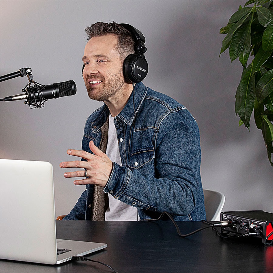 Microfone para podcast dinâmico TASCAM TM-70 diafragma grande
