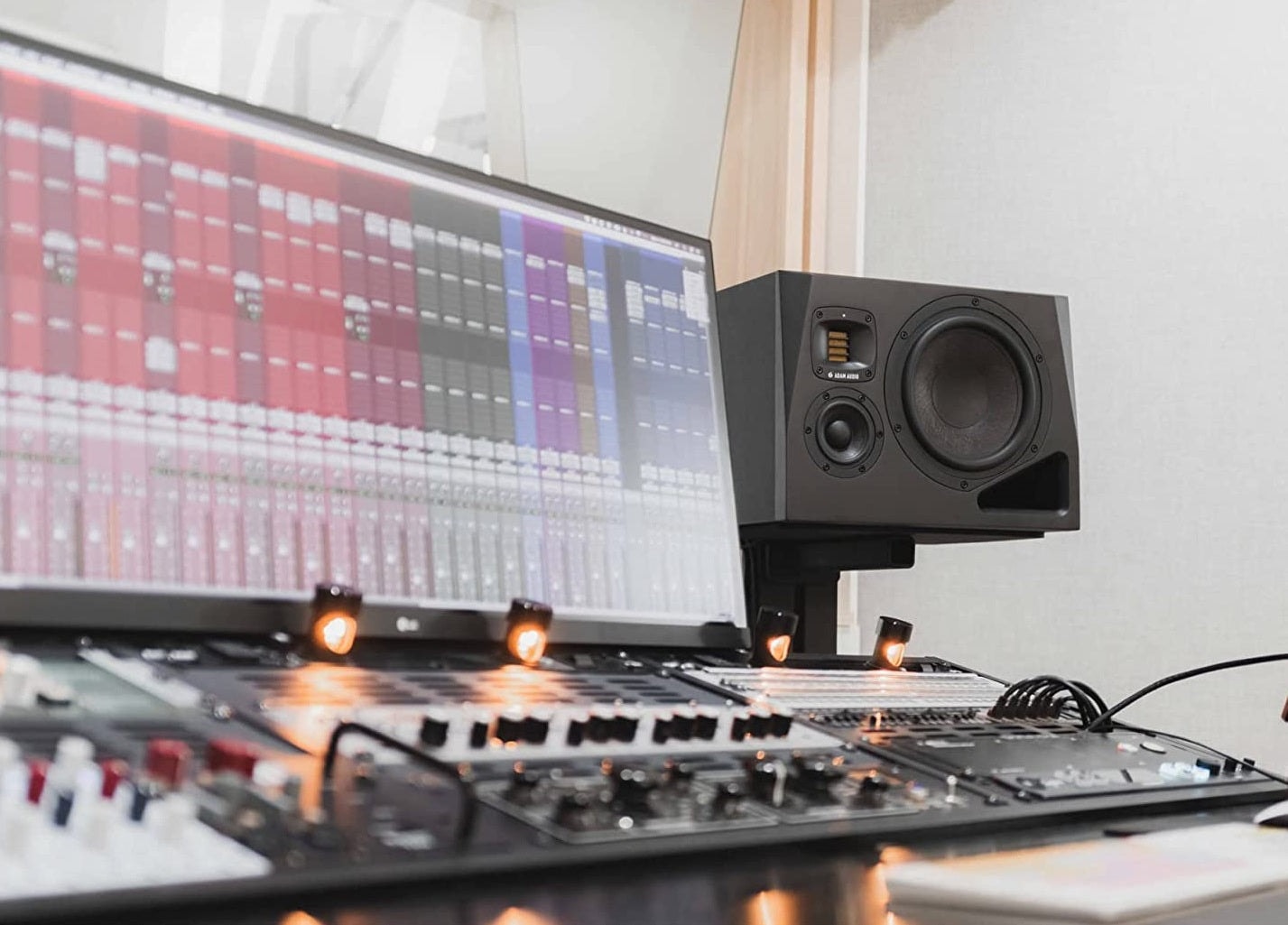 Monitor de áudio A8H ADAM Audio (esquerdo)